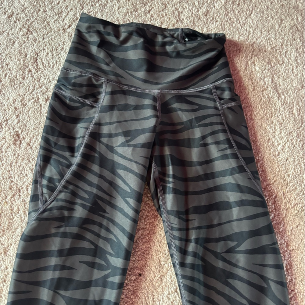 old navy active wear zebra leggings size xs crop